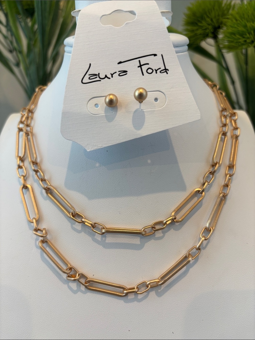 Laura Ford Goldtone elongated
paperclip-style, double or single layer versatile